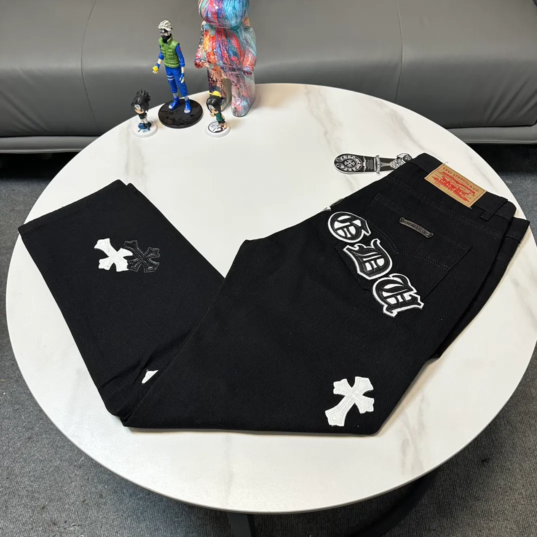 P210 Chrome Hearts City Limited New City Limited Jeans Chrome Hearts City Limited Jeans Hardware Customization Original Development Vintage Levis American 501 Black Gray Base Version Levis American 501 Base Version Imported Sheepskin 925 Silver Remake [Top heavy industry fashion design] Consistently high-street luxury style. Speaking of this style, the Zangyin family and GU family are definitely the leading representative brands. Especially the Zangyin family has really achieved a state-of-the-art effect in creating high-street style. The unique washed material is used to create this style. The color system is already quite eye-catching. After it is decorated with patchwork cross flowers, it cleverly highlights the charm of the brand. Secondly, this style uses classic The high-waist cutting design highlights the long legs and fashionable temperament of the upper body. The brand is highly recognizable and the slim fit configuration is more suitable for daily wear. It is a product that interprets personality, fashion, and specifications at a glance. This single product is enough to make any fan excited. It can be a white T-shirt for a youthful college style, or a tight suspender for a royal style. It has strong matching ability and can be easily controlled by men.  [Materials and craftsmanship] Needless to say, this point goes without saying. As an excellent craftsman brand, Zangyin’s requirements for details and craftsmanship are really perfect. The washed color of this model has gone through so many processes, not to mention the embellishment of denim appliques. It is also purely hand-made and sewn. Just like what they believe in, only hand-made things have soul and have the meaning of wear. A top-notch heavy-duty fashionable denim item, I look forward to your perfect interpretation! ! Color: Black and blue, black and white Size: M L